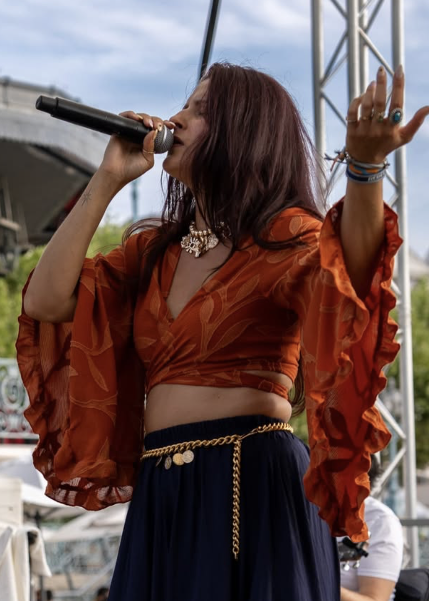 Chanteuse en tenue orange sur scène