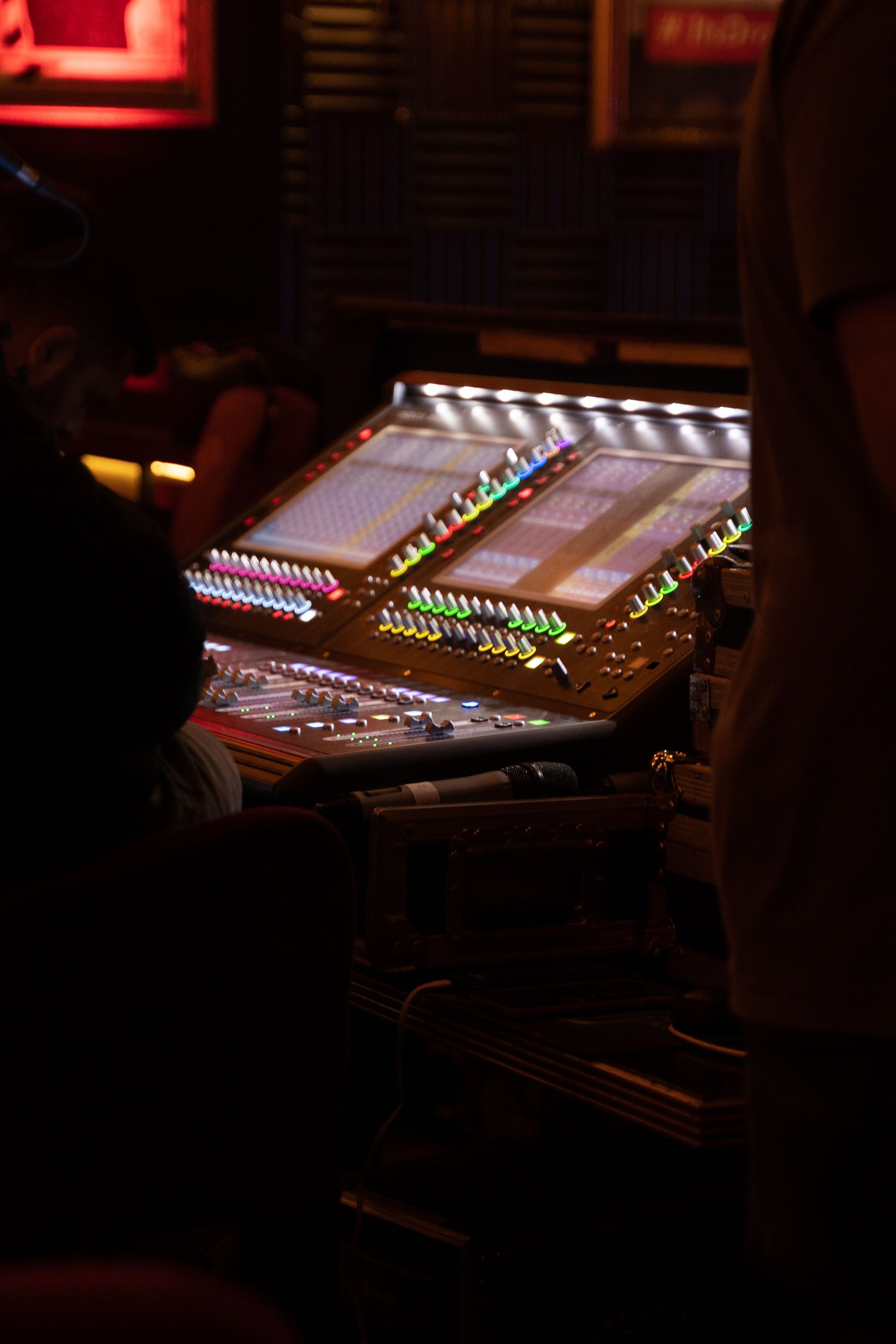 Régie son et table de mixage pendant un concert