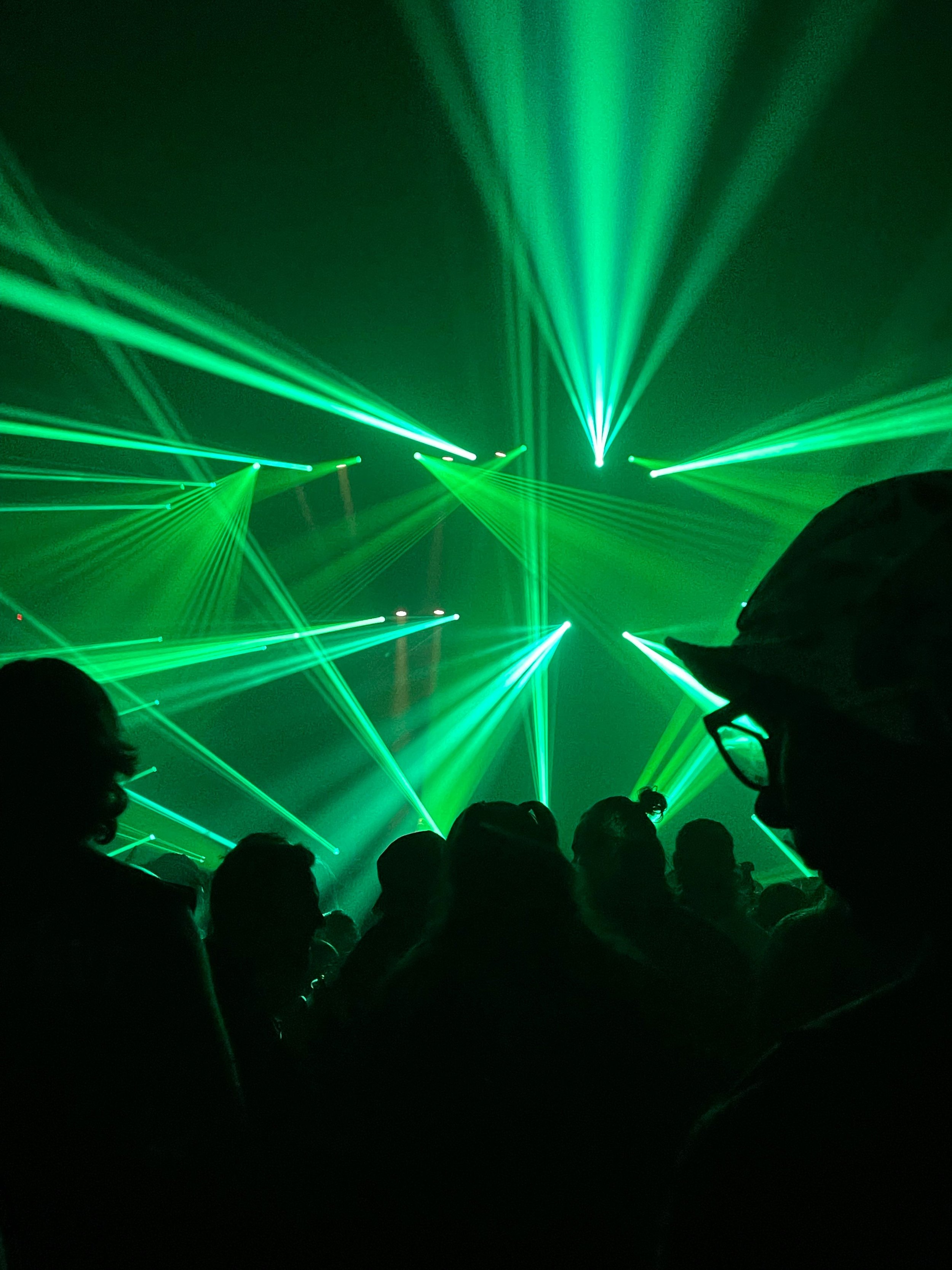 Concert sous des faisceaux de lumière verte