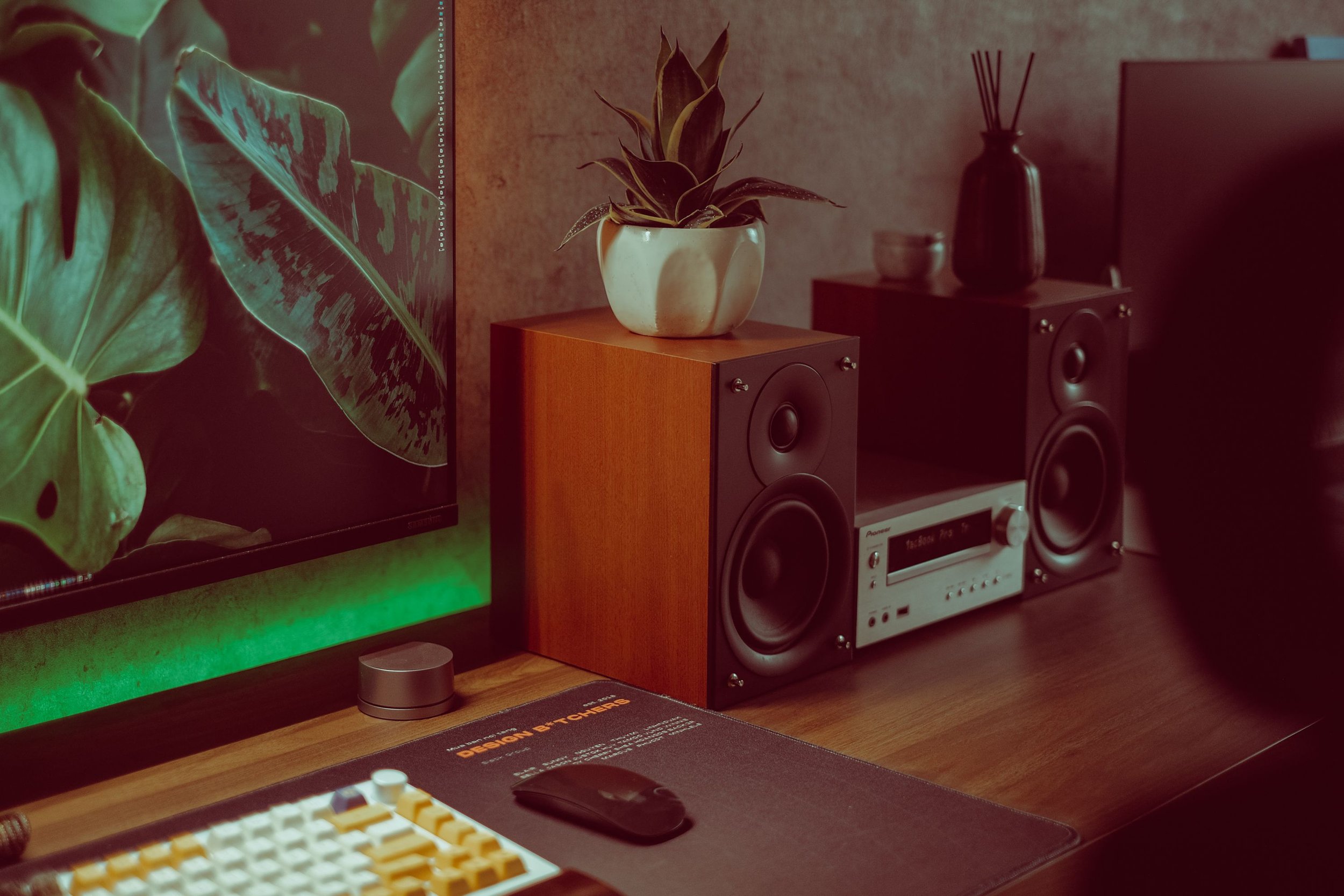 Une platine vinyle et une chaîne hi-fi